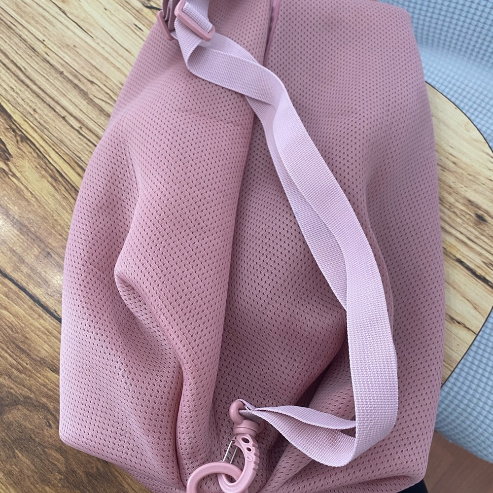 Fabletics gym backpack in like new condition never used - Picture 4 of 4